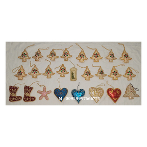 Ornements de Noël à suspendre en forme de sapin de Noël, en tissu, avec broderie dorée Zari, travail de perlage, utilisés pour la décoration des fêtes - Product Image 1