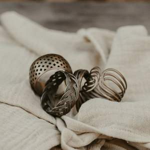 Rond de serviette en métal décoratif inspiré du paon design élégant pour les célébrations culturelles de mariage indien ou une table de fête - Product Image 2