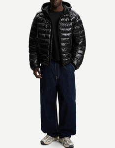 แจ็กเก็ตขนเป็ดสีดำของผู้ชายเสื้อแจ็คเก็ตบุนวมมีฮู้ดผ้าโพลีเอสเตอร์100% น้ำหนักเบาดีไซน์แบบกำหนดเอง - Product Image 3