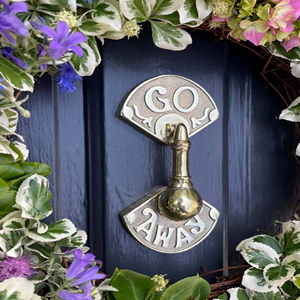 Aldaba de puerta estilizada de latón con acabado antiguo al por mayor | Acento decorativo resistente para puerta delantera para oficina en casa o Hotel - Product Image 1