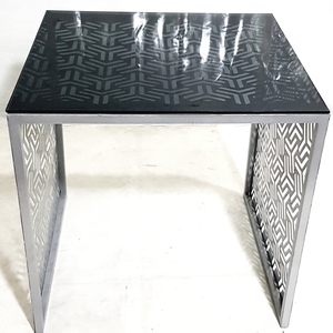 Table d'appoint ou tabouret de découpe laser à usage multiple dans différentes finitions de couleurs avec plateau en verre. - Product Image 1