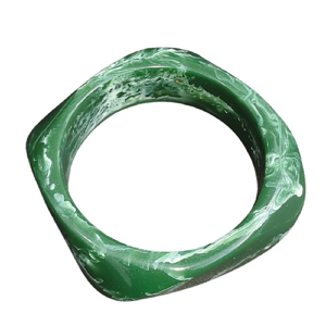 Bracelet artisanal en résine émaillée, forme irrégulière, vert émeraude et blanc tourbillonnant, étanche, écologique, durable et original - Product Image 1