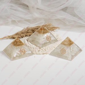 Pyramide de guérison en sélénite naturelle premium avec pointe de cristal pour la méditation et la décoration - Product Image 2