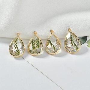 Pendientes de Resina Hechos a Mano para Mujer |   Diseño Tradicional Vintage Ligero |   Joyería de Moda para Uso Diario y de Fiesta - Product Image 4