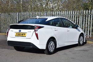 Toyota Prius Hybrid 2020-2024ที่ใช้อย่างประณีตพร้อมจัดส่ง - Product Image 2