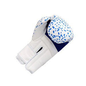 Gants de boxe en cuir personnalisés en gros fabriqués au Pakistan avec logo personnalisé imprimé, design durable, gants d'entraînement pour le sparring, évacuation de l'humidité - Product Image 5