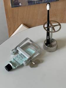 Porte-brosse à dents en métal au design minimaliste, adapté aux styles de salle de bain contemporains et classiques - Product Image 6