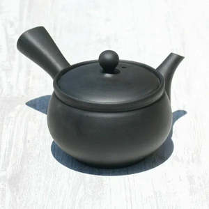 Théière Kyusu noire avec filtre en céramique, poignée et couvercle de style classique, pour boisson, design classique, vaisselle Tokoname, idéale pour les cadeaux - Product Image 1