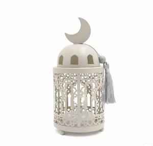 Lanterne en métal blanc élégante en forme de croissant avec des découpes complexes, lumière douce de bougie, pompon suspendu, idéale pour la décoration festive de la maison - Product Image 3