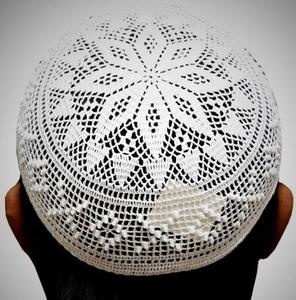 Sombrero de oración musulmán islámico Kufi de ganchillo transpirable de verano hecho a mano con gorra elástica de diseño étnico - Product Image 4