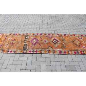 Alfombra Herki de 2.7x10.9 pies, Alfombra Turca Vintage, Alfombra de Camuflaje Naranja Rosa - Product Image 3