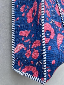 Làm bằng tay màu xanh hoa Tote túi với chần thiết kế nhẹ bền và sinh thái thân thiện hoàn hảo cho mua sắm du lịch hoặc sử dụng hàng ngày - Product Image 4