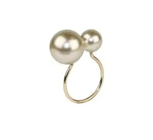 Le rond de serviette en métal de luxe avec accent perlé améliore la table à manger avec grâce, parfait pour les dîners festifs et formels - Product Image 1