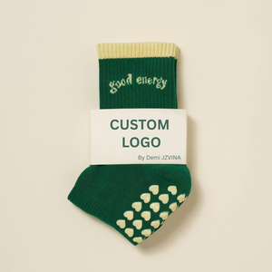 Chaussettes de Pilates personnalisées en coton tricoté avec logo brodé, antidérapantes, pour yoga, Pilates, barre, vente en gros d'usine au Vietnam - Product Image 1