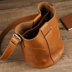 Cubo cruzado de cuero de moda para mujer Bolso de cubo de cuero de moda Botón Decoración Bolso de hombro de cuero suave al mejor precio - Product Image 1