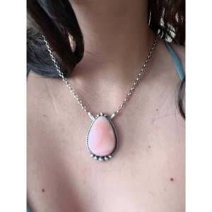 Collar de Plata de Ley con Concha de Caracol Rosa y Perla de Agua Dulce, Colgante de Gota de Agua Chapado en Rodio - Product Image 2