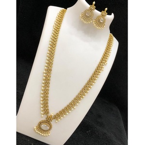 Conjunto de Collar Largo Chapado en Oro con Diseño de Moissanita de Acabado Mate de Calidad Premium y Aretes para Compromiso y Boda - Product Image 1