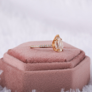 Anillo de Compromiso Fino Chapado en Oro de 18KT 3,0 CT Corte de Pera Diamante Cultivado en Laboratorio Corte de Media Eternidad Diamante Lateral Certificado IGI Sorpresa - Product Image 4