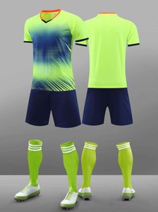 Camiseta deportiva transpirable de poliéster de alta calidad para hombre, conjunto de uniforme de fútbol Deportivo con sublimación personalizada y su nombre de marca - Product Image 2
