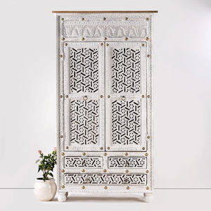 Armario Moderno con Paneles Tallados en Madera y Tachuelas de Latón para Uso en Habitaciones de Hotel - Product Image 1