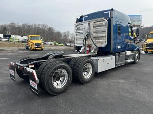Camion Freightliner Cascadia Conventional Sleeper d'occasion 2022, moteur diesel 10 cylindres, caméra arrière 360°, écran tactile, 41-50t - Product Image 3