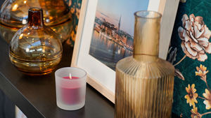 Marca Alemana - Velas Aromáticas de Frambuesa en Frasco de Lujo Aroma Duradero - Manzana Afrutada - Cera y Vidrio de Primera Calidad - Product Image 2