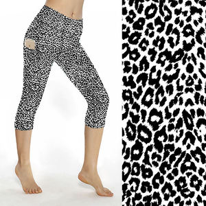 Leggings Capri pour femmes avec poches, imprimé numérique camouflage léopard, double face brossée, doux comme du beurre, design personnalisé - Product Image 4