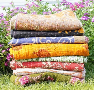 Boho Kantha ผ้าห่มผ้าฝ้ายแบบกลับด้านได้ทำด้วยมือผ้าห่มเย็บปะลายดอกไม้วินเทจชนเผ่าอินเดีย Gudari หลากสี
