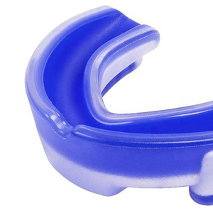 Protège-dents en silicone bleu, équipement de sport protecteur pour la boxe, adultes, antidérapant, design à enfiler, style standard, unisexe. - Product Image 2