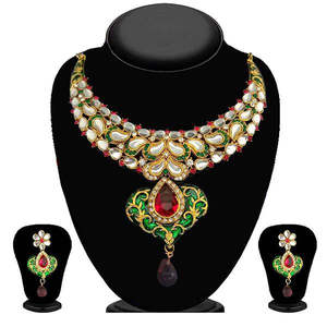 Conjunto de joyería fina Kriaa, collar Kundan de Piedra Rosa y verde con baño de oro de 24 quilates para regalo con perla como piedra principal - Product Image 1