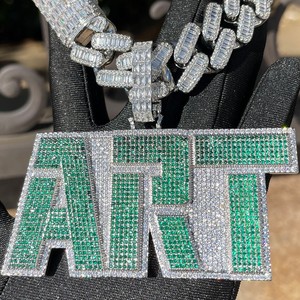 Probado con 100% de Precisión por un Probador de Diamantes, RB GEMS, Colgantes Personalizados para Hombre de Oro Sólido de 14K con Moissanita VVS, Letras Cursivas con Incrustaciones de Diamantes, Certificado GIA - Product Image 2