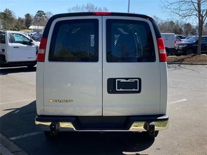 Furgoneta Chevrolet Express Cargo 2500 de 3 Puertas, Modelo 2022, Usada en Excelente Estado - Product Image 2