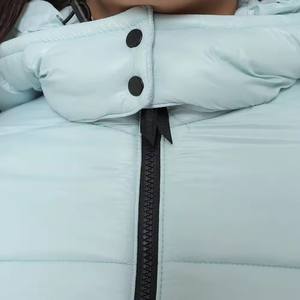 Chaqueta acolchada de invierno con logotipo personalizado para mujer, abrigos de tela de lona con cremallera acolchada de algodón a prueba de viento y burbujas gruesas cálidas con capucha - Product Image 6