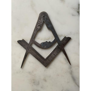 Un eccezionale e raro gioiello quadrato in metallo massonico vittoriano - Product Image 1