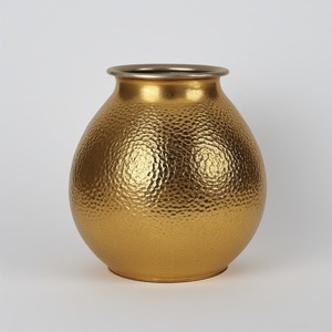 Pot d'arrosage en laiton doré antique avec finition martelée de luxe parfaitement conçu pour les coins intérieurs élégants et une utilisation extérieure élégante - Product Image 5