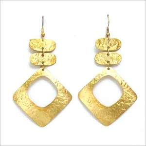 Boucles d'oreilles en laiton martelé, fabrication artisanale, design régulier, très vendu - vêtements pour femmes indiennes - Product Image 1
