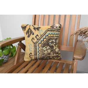 Oreiller en laine Kilim beige exquis 14x14 oreiller d'accent de luxe de qualité supérieure avec motif moelleux vintage tissé taille carrée 18x18 - Product Image 1