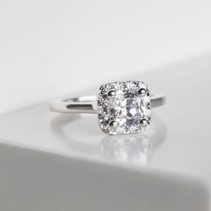 Anillo de compromiso Halo de diamante con corte de cojín para mujer - Product Image 3