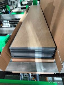 Tablones de vinilo de PVC de fácil limpieza, pisos impermeables LVP WPC, fabricante de Vietnam al por mayor - Product Image 2