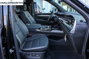 Cadillac Escalade 2026, SUV de luxe à propulsion arrière, intérieur clair, sièges en cuir, moteur 4L essence/électrique avec caméra arrière - Product Image 6