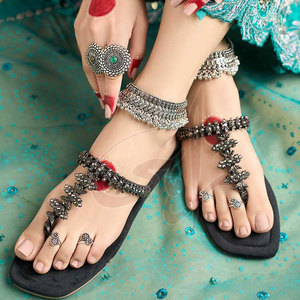 Chaussures Kolhapuri pour femmes les plus vendues, durables, antidérapantes, de haute qualité, semelle extérieure en cuir naturel, dessus en velours, personnalisables - Product Image 4