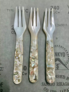 Cuillère élégante en nacre pour une table élégante - Product Image 4