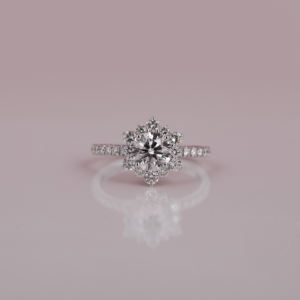 แหวนหมั้นชุบทองคำแท้ 18KT รับรองโดย IGI รูปทรงดอกไม้ เพชรเพาะเลี้ยงในห้องปฏิบัติการ น้ำหนัก 1.2-1.6 กะรัต ดีไซน์ฮีโร่สุดหรู - Product Image 3