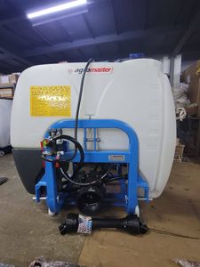 Achetez un pulvérisateur à flèche monté sur tracteur, machine agricole pour la pulvérisation des cultures avec une grande capacité de réservoir, équipement de pulvérisation sur le terrain - Product Image 1