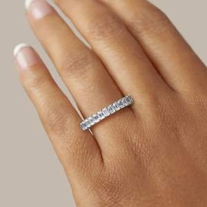 Alianza de boda de media eternidad con diamantes de corte esmeralda para ella - Product Image 2