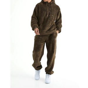 Vente en gros de tenues de jogging Vêtements de sport Ensembles de survêtements en polyester pour homme Pull à capuche avec poche kangourou - Product Image 1