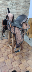 Silla de Montar Inglesa/Estilo Western de Cuero Premium Hecha a Mano, Cómoda para Carreras, con Árbol de Madera/Fibra de Vidrio, Personalización Disponible - Product Image 3