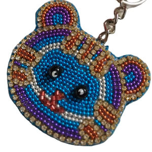 Llavero y Anillo de Llavero Hechos a Mano con Diseño de Oso, Bordado con Cuentas de Colores Azul y Rojo, Accesorios para Bolsos, de la India - Product Image 1