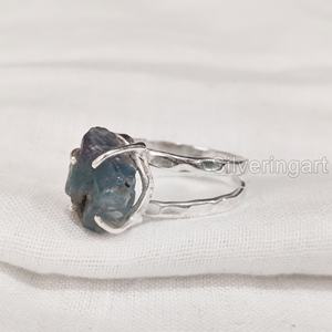 Anillo de Plata de Ley 925 para Mujer con Apatita Azul Natural en Bruto, Diseño de Banda Doble Martillada, Joyería de Piedra Natural, Ideal para Fiestas y Navidad - Product Image 3