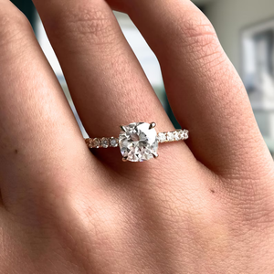 Anillo de Compromiso de Diamante Cultivado en Laboratorio con Corte Cojín de 2 Quilates, Halo Oculto, Certificación IGI, Claridad VVS2, Oro de 14K, Elegancia Femenina - Product Image 4